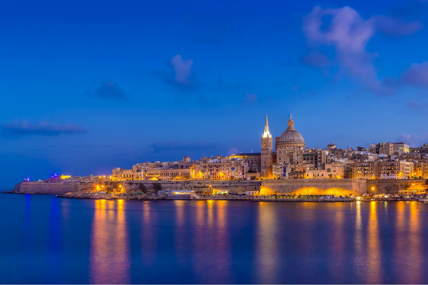 shutterstock 685350757 1 oggj6nnqx6hlle7sfqmkpq Dbjke Staden Valletta fotograferad i den blå timmen.